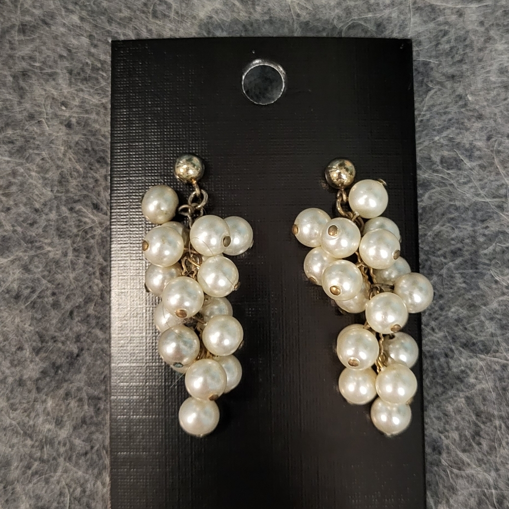 Clearance Sale! 70's Pearl cluster earrings